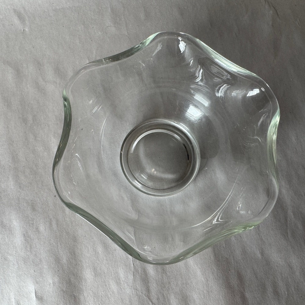 VINTAGE CLEAR GLASS RUFFLED CANDY / DESSERT FLOWER SHAPED BOWL 5.5 IN WIDE